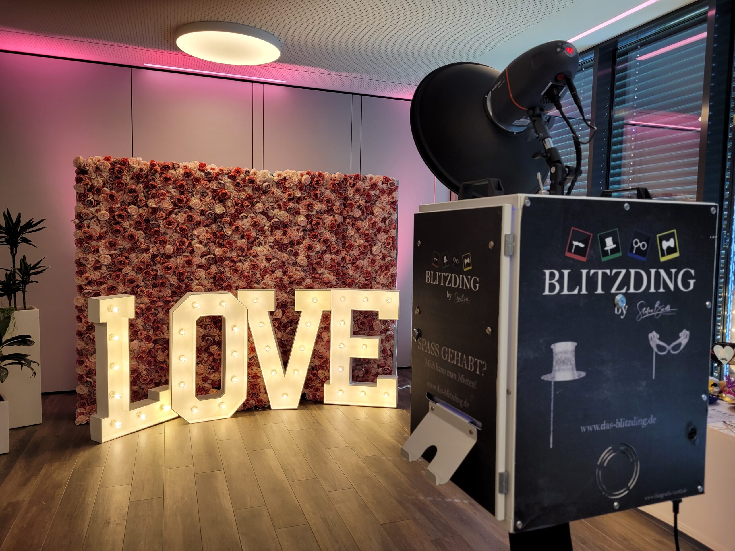 Fotobox Karlsruhe mieten – Das Blitzding mit LOVE Hintergrund
